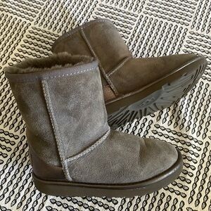 Gently worn size 12 kids ugh boots